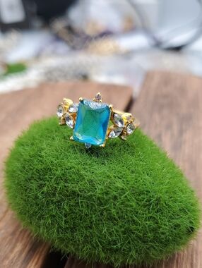 Emerald Blue Cocktail Ring with Clear Accent Stones Size 7.5 R920